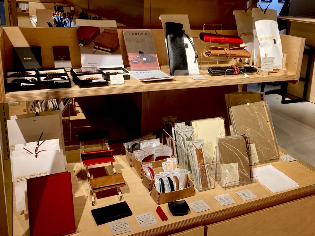 文具工芸コーナーの棚2段分に革製品と紙製品が並びました。